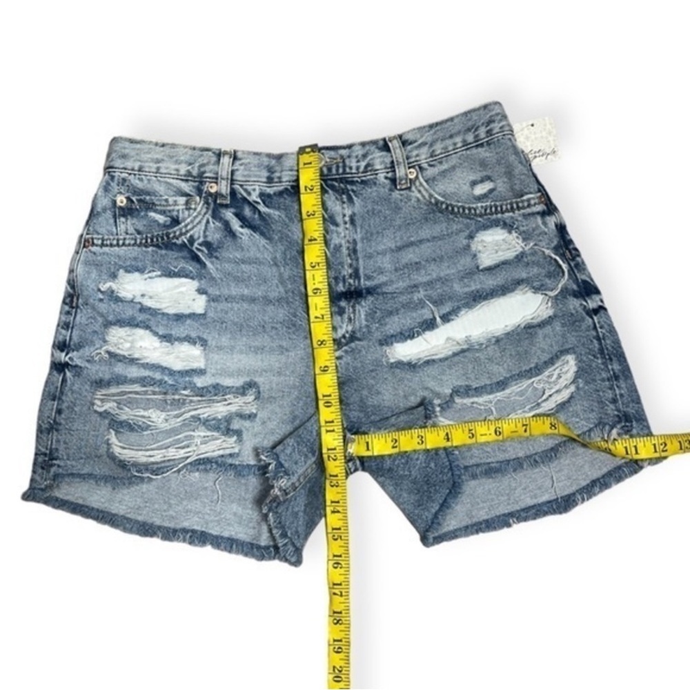 Free People 90’s high rise destroyed jean shorts light stone Wash size 30 - Picture 4 of 11